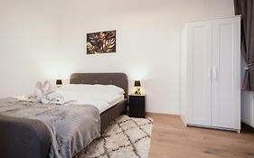 Modelia Apartment At Gellert Square